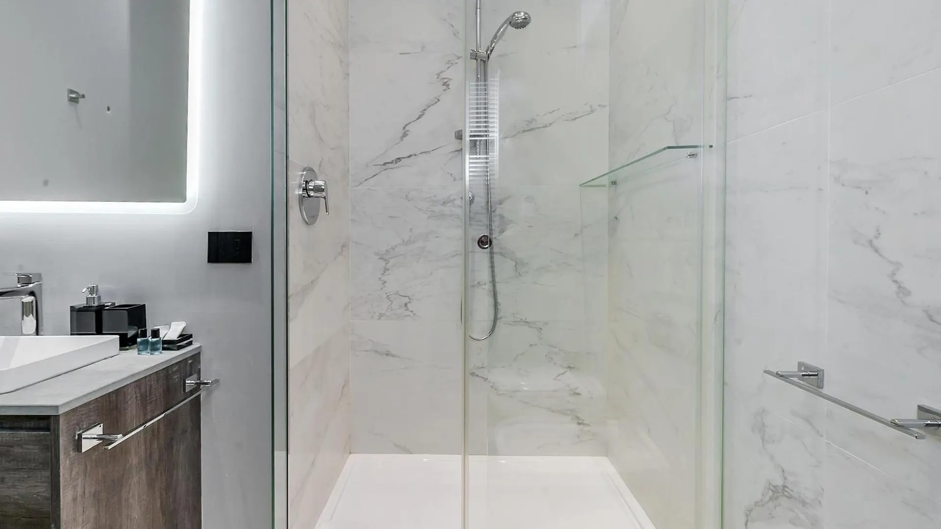 San Babila Prestige Suite - A Few Steps From Duomo Milan 0*,  Italy