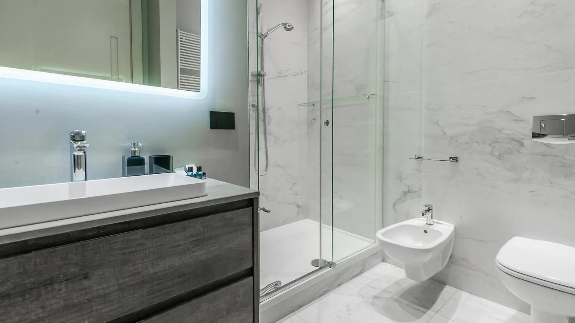 San Babila Prestige Suite - A Few Steps From Duomo ميلان 0*,